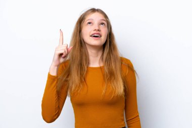 Beyaz arka planda izole edilmiş genç bir Rus kızı.