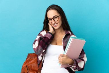 İzole edilmiş arka plandaki genç bayan gülüyor.