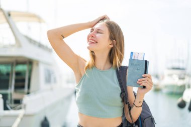 Dışarıda pasaportu olan genç sarışın bir kadın bir şeyin farkına vardı ve çözüme niyetlendi.