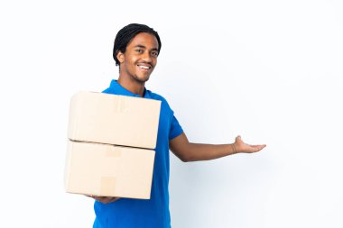 Beyaz arka planda yalıtılmış örgülü Afro-Amerikan bir adam. Gelmesi için ellerini yana uzatıyor.