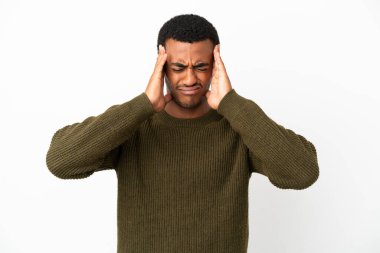 Afro-Amerikalı yakışıklı, beyaz tenli, başı ağrıyan bir adam.