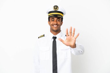 İzole edilmiş beyaz arka plan üzerinde Afrika Amerikan Uçak Pilotu parmakları ile beş sayım