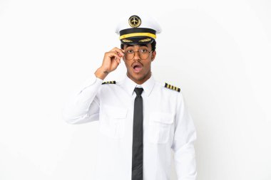 Gözlüklü ve şaşırmış bir şekilde izole edilmiş beyaz arka plan üzerinde Afrikalı Amerikan Uçak Pilotu