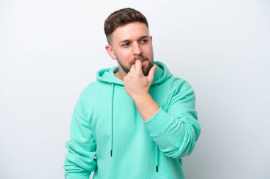 Beyaz arka planda izole edilmiş genç beyaz adam gergin ve korkmuş.