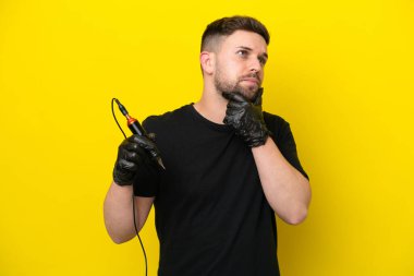 Dövmeci adamın sarı arka planda izole edilmiş şüpheleri var