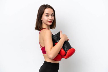 Genç Ukraynalı kadın beyaz arka planda boks eldivenleriyle izole edilmiş.