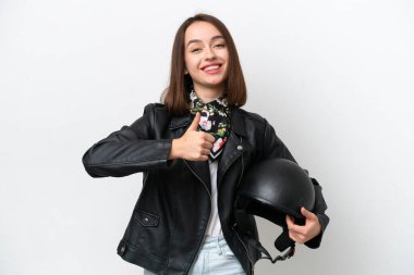 Beyaz arka planda izole edilmiş motosiklet kasklı genç Ukraynalı bir kadın baş parmak işareti yapıyor.