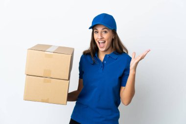 Soyutlanmış beyaz bir geçmişi olan genç teslimatçı kadın. Şaşırtıcı yüz ifadesi var.