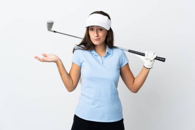 İzole edilmiş beyaz arka planda genç golfçü kadın ellerini kaldırırken şüpheye düşüyor.