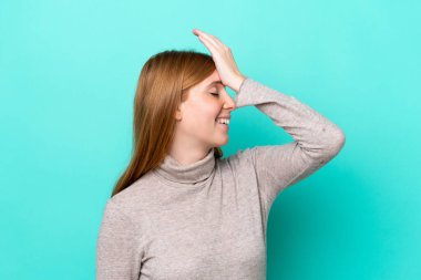 Mavi arka planda izole edilmiş genç kızıl saçlı kadın bir şey fark etti ve çözüme niyetlendi.