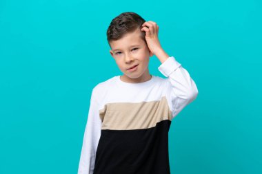 Küçük çocuk mavi arka planda hayal kırıklığıyla izole edilmiş ve anlamamış.