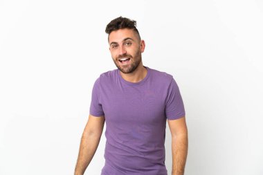 Beyaz arka planda yüzü şaşırmış beyaz bir adam var.