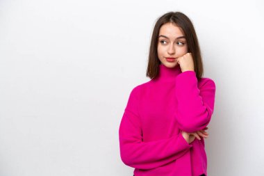 Genç Ukraynalı kadın, yorgun ve sıkılmış ifadesiyle beyaz arka planda izole edilmiş.