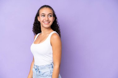 Mor arka planda izole edilmiş genç bir kadın. Portre