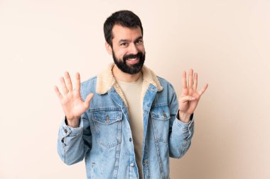 İzole edilmiş arka planda sakallı beyaz adam parmakları olan dokuz kişi saydım.