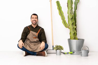 Bahçıvan içeride oturmuş gülüyor.