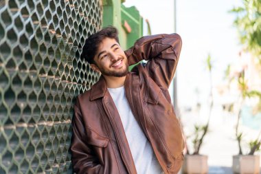 Açık havada yakışıklı bir Arap.