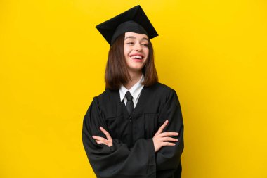 Genç üniversite mezunu Ukraynalı kadın sarı arka planda izole edilmiş mutlu ve gülümsüyor.