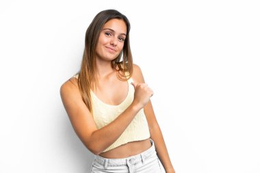 Beyaz arka planda soyutlanmış, gururlu ve kendini beğenmiş beyaz bir kadın.