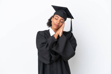 Genç üniversite mezunu Afro-Amerikalı bir kadın beyaz arka planda izole edilmiş bir şekilde uyku jesti yapıyor.