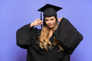 Üniversite mezunu genç bir Rus kızı beyaz arka planda izole edilmiş. Şüpheleri ve düşünceleri var.