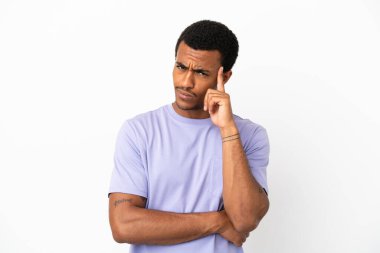 İzole edilmiş beyaz arka planda Afro-Amerikalı yakışıklı bir adam bir fikir düşünüyor.