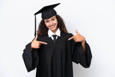 Genç üniversite mezunu Arap kadın beyaz arka planda kendini beğenmiş ve gururlu.