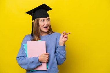 Sarı arka planda izole edilmiş genç Rus kadın parmağını kaldırarak çözümü bulmaya çalışıyordu.