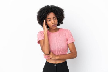 Beyaz arka planda başı ağrıyan genç Afrikalı Amerikalı kadın.