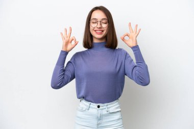 Genç Ukraynalı kadın Zen pozunda beyaz arka planda izole edilmiş