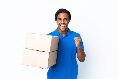 Örgülü Afrikalı Amerikalı bir adam beyaz arka planda zaferi kutluyor.