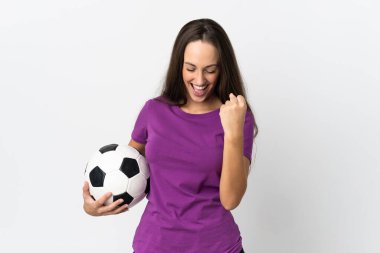 Genç İspanyol kadın izole edilmiş beyaz arka planda futbol topu zaferi kutluyor.
