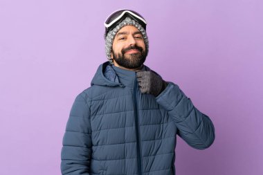 İzole edilmiş mor arka planda snowboard gözlüklü kayakçı.