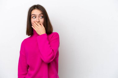 Beyaz arka planda izole edilmiş genç Ukraynalı kadın yan tarafa bakarken sürpriz jest yapıyor.