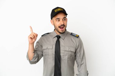 Beyaz arka planda izole edilmiş genç beyaz adam çözümü bulmak için parmağını kaldırıyor.