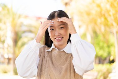 Açık havada güzel bir Çinli kadın. Portre