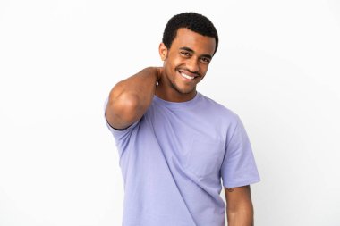 Afro-Amerikalı yakışıklı adam izole edilmiş beyaz arka planda gülüyor.