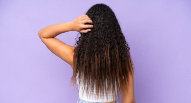 Arka planda mor arka planda izole edilmiş genç bir kadın.