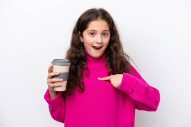 Beyaz arka planda, sürpriz bir yüz ifadesiyle izole edilmiş kahve taşıyan beyaz bir kız.