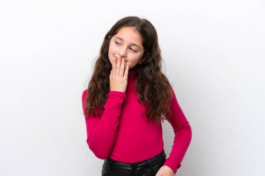 Beyaz arka planda izole edilmiş küçük kız gülümserken yukarı bakıyor.