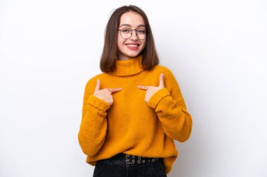 Genç Ukraynalı bir kadın beyaz arka planda izole edilmiş, şaşırmış bir yüz ifadesi var.