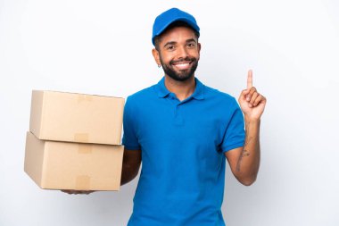 Teslimat yapan Brezilyalı adam beyaz arka planda izole edilmiş ve en iyinin işareti olarak parmağını kaldırıyor.