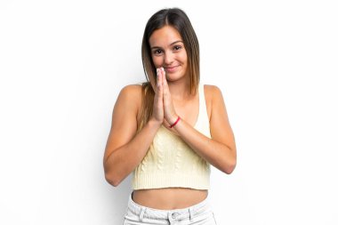 Beyaz arka planda izole edilmiş genç beyaz kadın avuç içlerini bir arada tutuyor. İnsan bir şey ister.