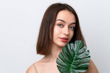 Beyaz arka planda izole edilmiş, elinde palmiye yaprağı olan genç bir Ukraynalı kadın. Portreyi kapat