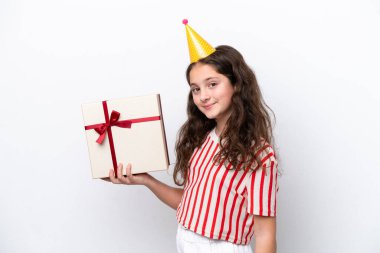 Beyaz arka planda mutlu bir ifadeyle izole edilmiş bir doğum günü pastası tutan beyaz bir kız.