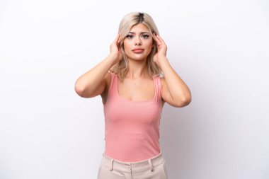 Beyaz arka planda izole edilmiş genç bir Rus kadın hayal kırıklığına uğramış ve kulaklarını kapatmış.