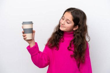 Beyaz arka planda izole edilmiş, mutlu bir ifadeyle kahve taşıyan beyaz bir kız.