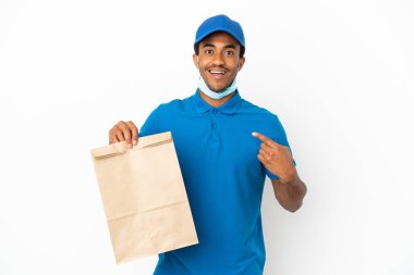 Afro-Amerikalı bir adam beyaz arka planda izole edilmiş bir paket yemek alıyor.