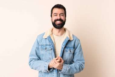 Kafkas sakallı, soyutlanmış arka planda gülen adam.