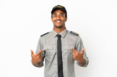 Afro-amerikan güvenlik önlemi beyaz arka planda gururlu ve kendini beğenmiş